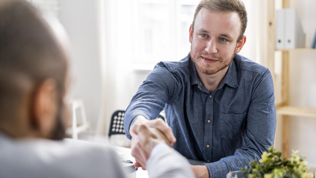 H&A de regiobank adviseur in Markelo | persoon lachend naar ander persoon